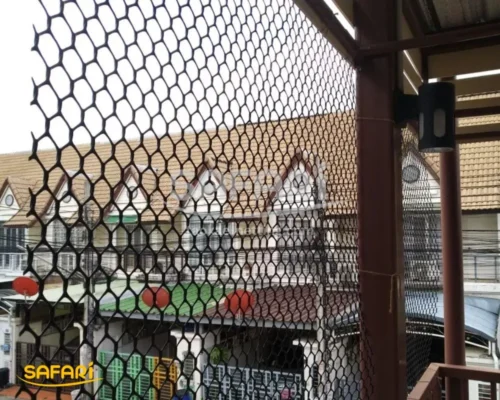 ตาข่ายพลาสติก ใช้ติดตั้งตรงระเบียงที่พักอาศัยเพื่อกันนก